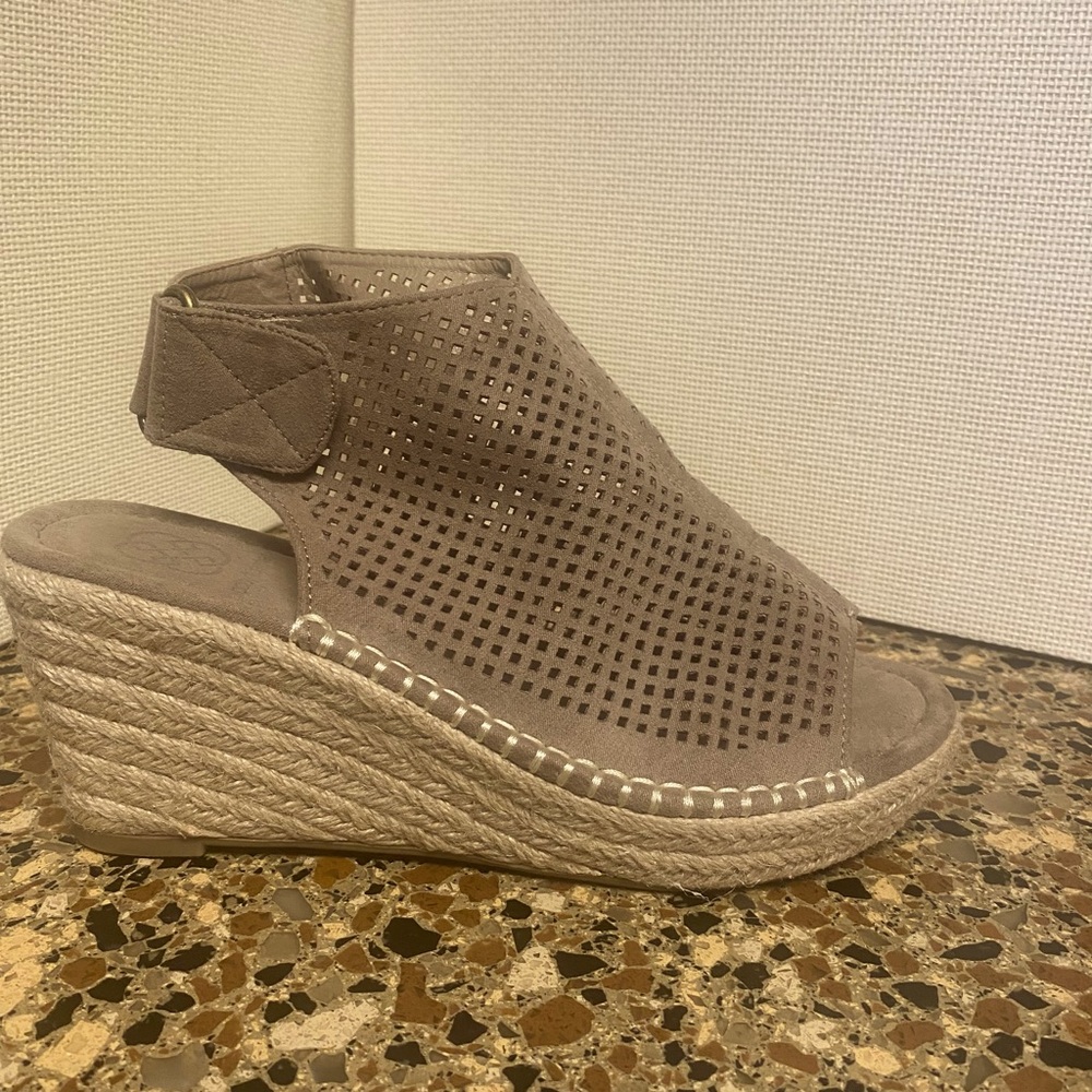 Daisy Fuentes Women's Taupe Wedge Espadrille Sandals